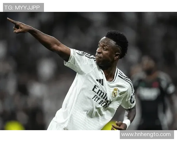 足球巨星赛场上做出鄙视手势引发热议球迷与媒体各方观点激烈交锋