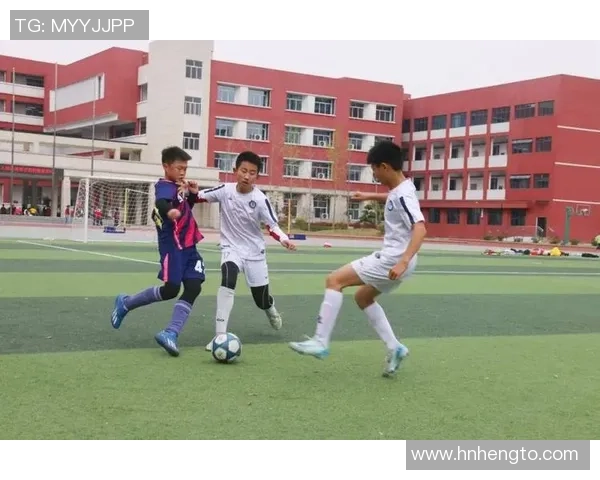 帅气足球星绿茵驰骋闪耀全场谱写激情青春梦想篇章